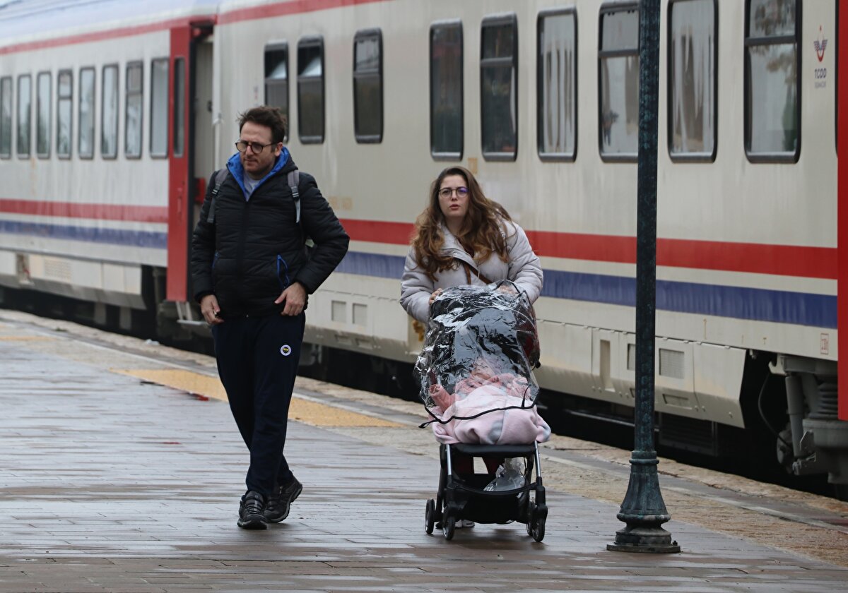Tren yolculuğundan mutluluk duyan Emine Şehitli ise "Antalya'da yaşıyorum ve buraya Ankara'dan geldik. Erzincan'ı merak ettik göreceğiz, Erzurum'u da göreceğiz. Yolculuk çok harikaydı keyif aldık eğlendik." diye konuştu.