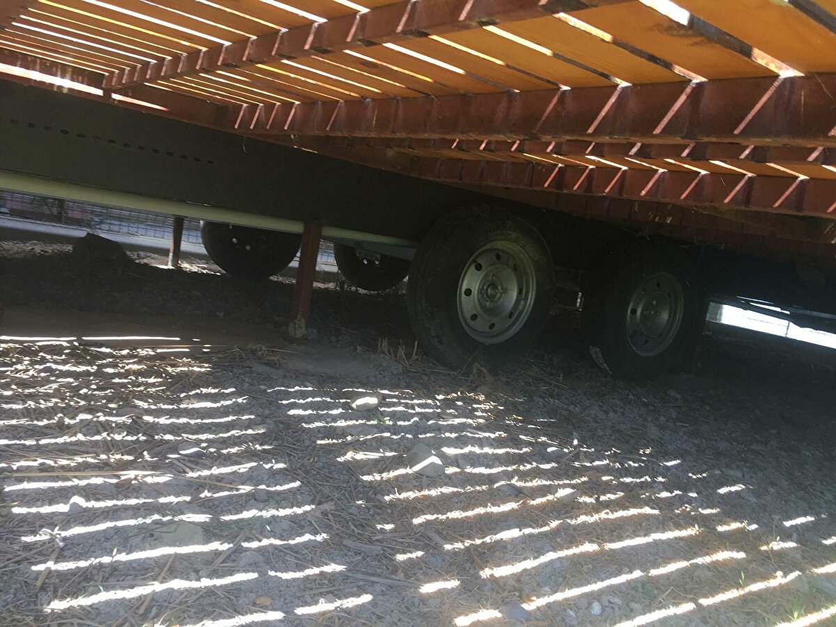 Avukat Tamer Atabay, konuyla ilgili "Müvekkilim arazisine 'tiny house' koydu. Belediyenin suç duyurusu sonrası savcılık, 5 yıla kadar hapis istedi. Yargılama yapıldı. 'Tiny house'un imar kanununa tabi bir yapı olmadığı, taşınabilir olduğunu belirttik. Mahkemede savunmamız yerinde görüldü. 