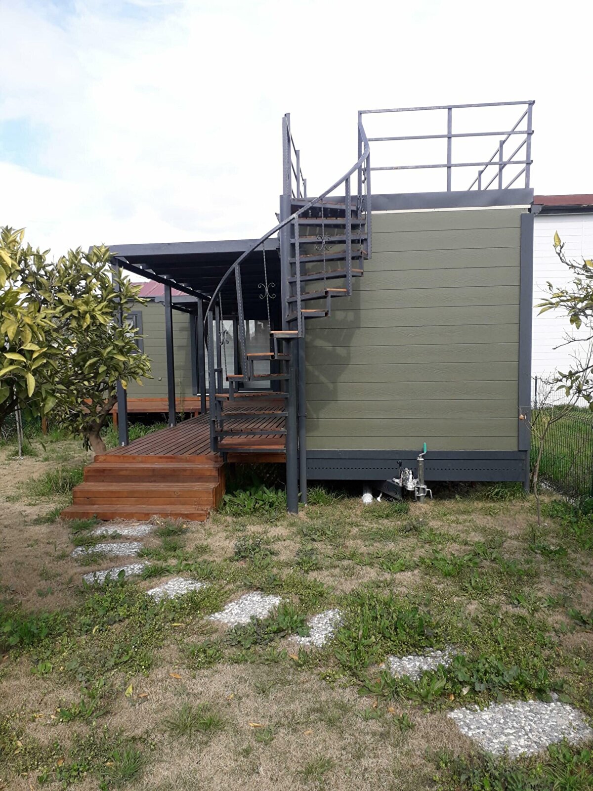 Müvekkilimin beraatına karar verildi. 'Tiny house'lar tekerlekli yapılardır, taşınabilirdir bu nedenle imar kirliliğine neden olamaz. Belediyeler böyle kararlar verebiliyor. Böyle durumlarda haklarını savunsunlar. Kararımız emsaldir. Bu konuda çok sayıda yaptırım olmuş ve insanlar ceza çekmek zorunda kalmış. Emsal kararımız sonrası mahkeme, 'tiny house'ların yapı vasfı taşımadığını göstermiş oldu" diye konuştu.