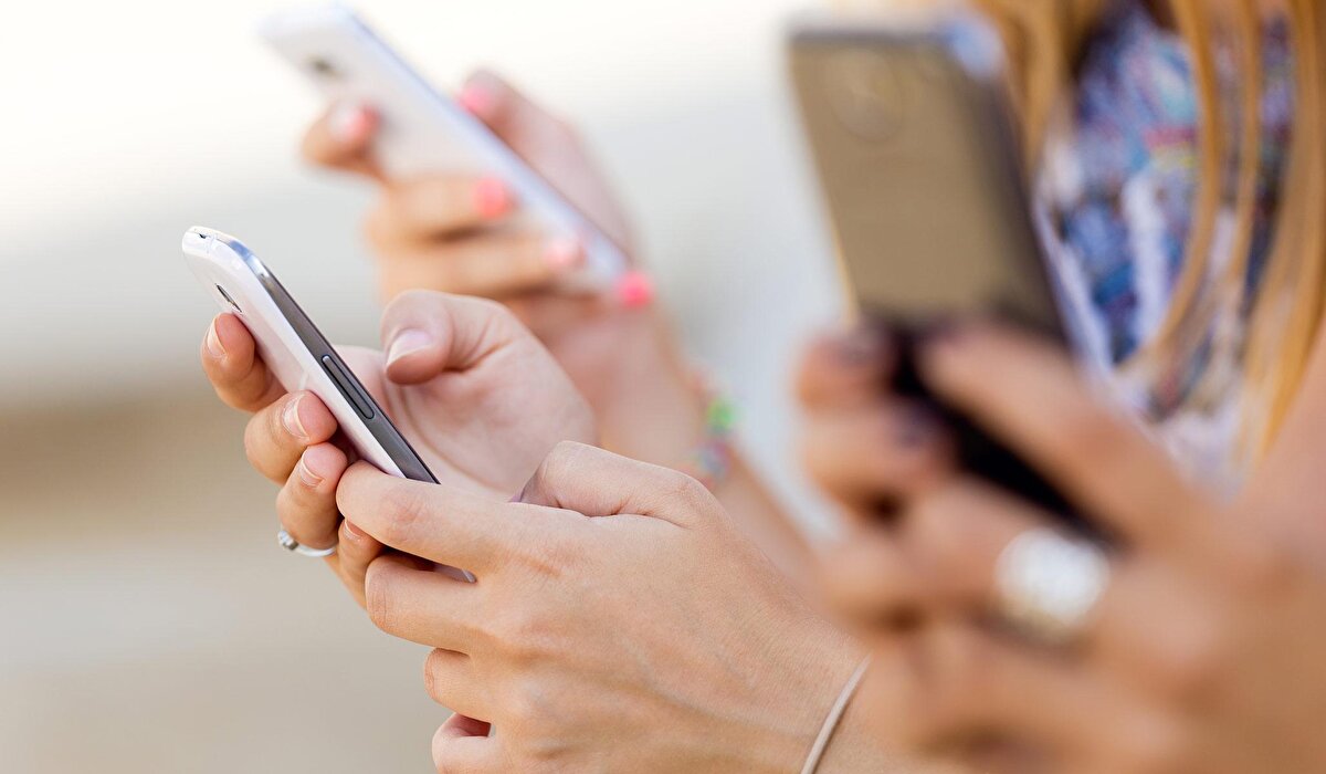 OBEZİTEYE DAVETİYE ÇIKARIYOR<br><br>Özellikle Kovid-19 pandemisi ve akıllı telefonun yoğun kullanımının getirdiği hareketsizlik sonucunda alınan kiloların kalıcı kilolar haline geldiğine dikkat çeken Doç. Dr. Kaya, “Bu durum toplumda obezite artışına sebep olmuştur. Dolayısıyla alınan kilolar tansiyon ve şeker hastalarının takiplerinde aksamalar, kan basıncı ve kan şekeri yüksekliği ile acil servislere başvuruları artırmıştır. Daha önce tek ilaç ile kontrol altında olan kan basıncı kombinasyon tedavilerine yükseltilmiş, aynı şekilde kan şekeri yüksekliğini kontrol etmek için ek ajanlar gerekmiştir" açıklamasında bulundu.