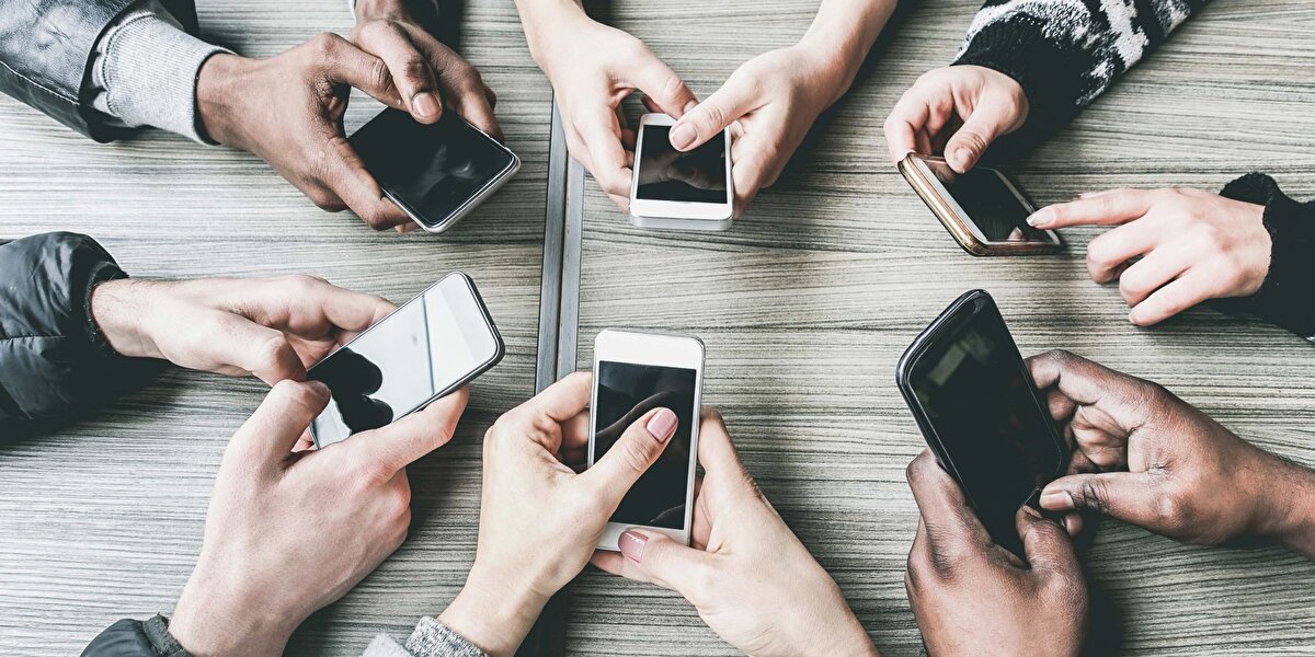 KALP DAMAR HASTALIKLARINDAN KORUNMANIN YOLLARI<br><br>Kalp damar hastalıklarının önlenmesinde en önemli unsurun yaşam tarzı değişikliği yapılması olduğunun altını çizen Doç. Dr. Kaya, şunları söyledi:<br><br>“Yaşam tarzı değişikliği ile diyetten doymuş yağların çıkarılması, basit karbonhidratların azaltılması, katı yağların (margarin) çıkarılması, sigara ve alkolden uzak durulmasını kast ediyoruz. Yeşil sebze, meyve ve zeytinyağının sık kullanıldığı Akdeniz tipi beslenme alışkanlığı kazanılması ve günlük 45 dakikalık bir yürüyüş yapılması önemlidir. Yaşam tarzı değişikliğinin yanında yüksek tansiyonun, diyabetin ve kolesterol yüksekliğinin tedavisinin güncel yönergeler çerçevesinde yapılması ve varsa kilonun azaltılması ile damar sertliği artış hızında azalma, hatta geriye dönme sağlanabilir."