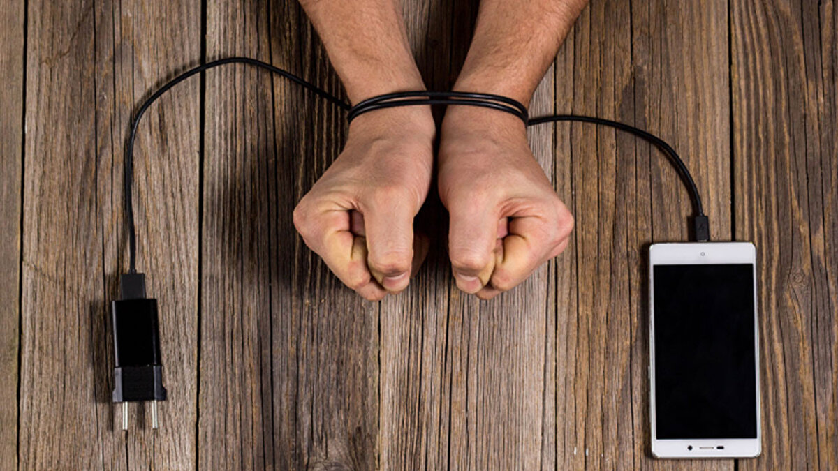 HAREKETSİZ YAŞAM TARZI OLUMSUZLUĞU ARTIRABİLİR<br><br>Benzer şekilde kötü beslenme ve sedanter yaşam tarzı (düzensiz fiziksel aktivitenin olduğu ya da fiziksel aktivitenin olmadığı yaşam tarzı) kalp hastalıklarını tetiklemektedir. 