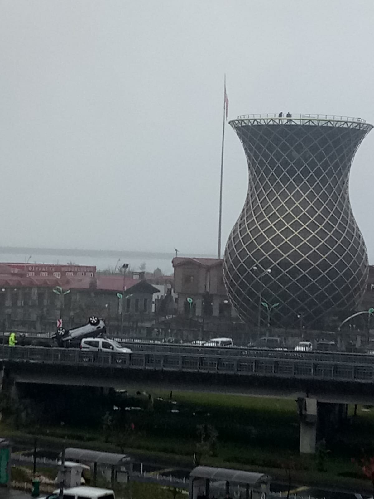 Kazada yaralanan sürücü Yasemin Ç. ile 4 yaşındaki kızı Ahsen Ç, polis ve sağlık ekiplerince asılı kalan otomobilden çıkarıldı. Rize Devlet Hastanesi'ne kaldırılan anne ve kızının sağlık durumunun iyi olduğu öğrenildi.<br><br>