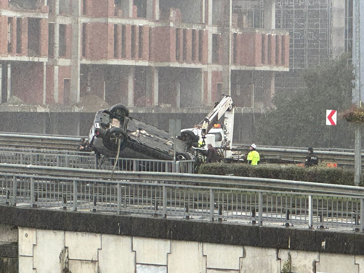 Öte yandan polis, yolda yeni bir kazanın yaşanmaması için trafiğin kontrollü şekilde devam etmesini sağladı. Otomobil, vinç yardımıyla bulunduğu yerden alındı. Yapılan incelemede, otomobilin ön tarafına korkuluk demiri saplanması sonucu 5 metre yüksekten düşmediği ve asılı kaldığı belirlendi. Aracın kaldırılmasının ardından ulaşım yeniden çift şeritten sağlanmaya başlandı.<br><br>