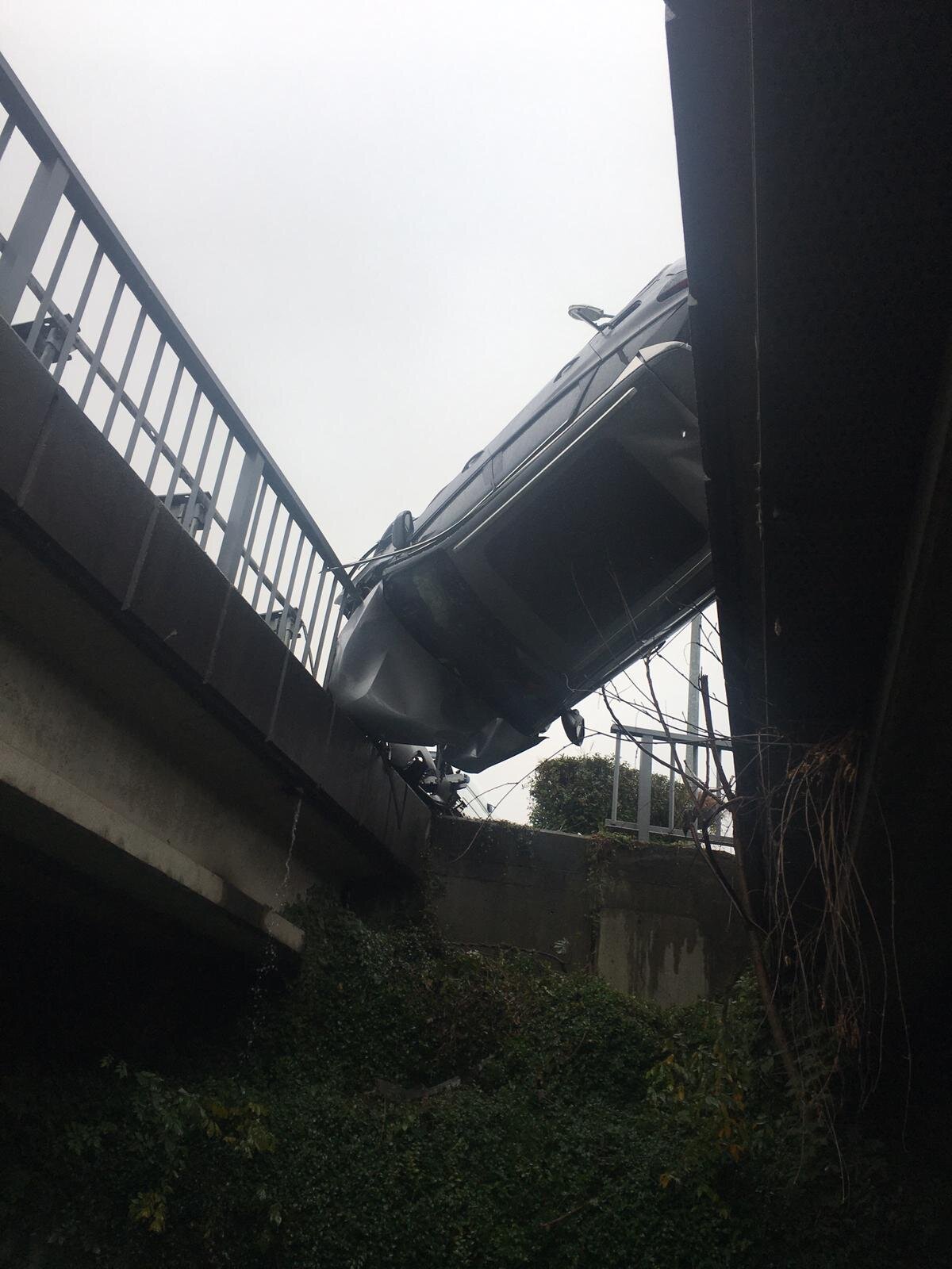 Rize'de, takla atan otomobilin viyadükte asılı kaldı. Anne ve kızının yaralandığı kazada otomobilin ön tarafına korkuluk demiri saplanması sonucu 5 metre yüksekten düşmediği ve asılı kaldığı belirlendi.<br><br>