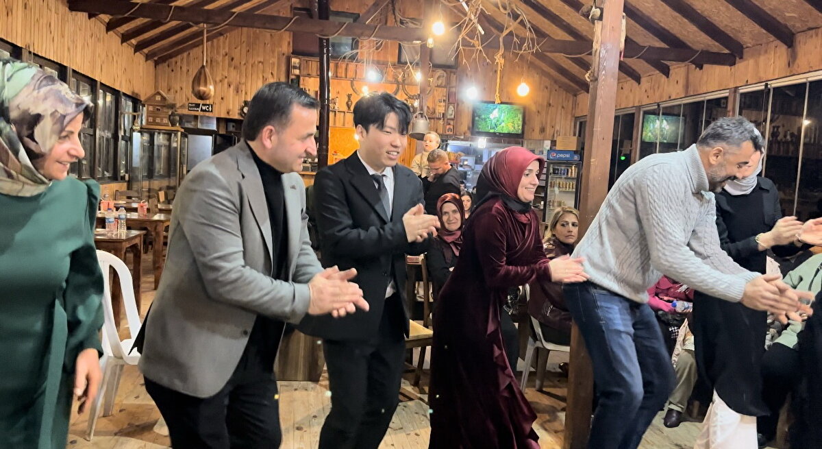 Semanur ve Muhammet Ali, törenle nişanlanıp, evliliğe ilk adımı attı. Muhammet Ali, kemençe eşliğinde horon oynayanlara eşlik etmeye çalıştı.