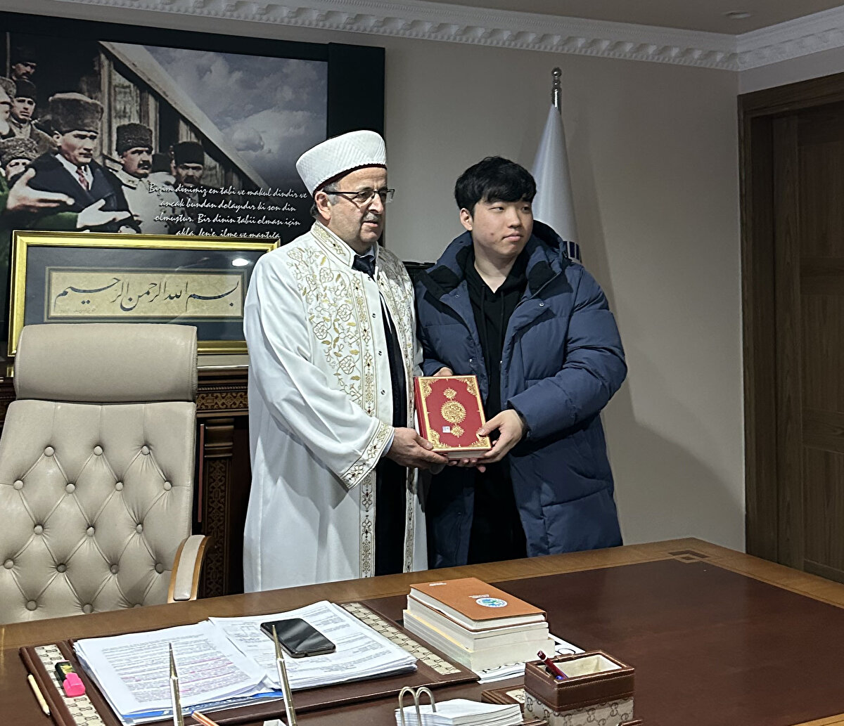 Babama yüz yüze söylemeye çekindim, mektup yazdım. İlk önce istemedi sonra halalarımı ve annemi devreye sokarak babamı da ikna ettik. 'Evlendiğinizde burada yaşarsanız bu evliliğe razı oluruz, senin gitmeni istemiyoruz' dediler, anlaştık" diye konuştu.