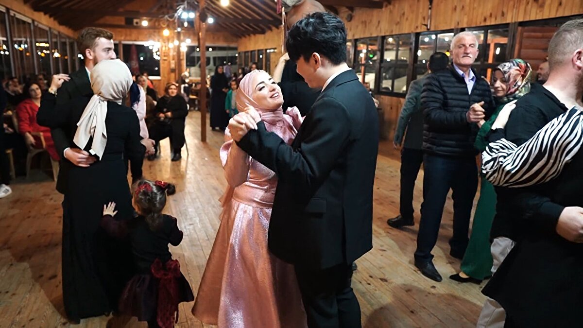 'BABAMA YÜZ YÜZE SÖYLEMEYE ÇEKİNDİM, MEKTUP YAZDIM'<br>Semanur Kutanis, babasına durumdan nasıl bahsettiğini de anlatarak, "Ona engelli olduğumu söylediğimde sorun olmayacağını söyledi. Çok mutluyum. O, 'Sen bana çabalamayı öğrettin' dedi çünkü ben engelliyim, diye hiçbir şeyden geri kalmamaya çalıştım. Müslümanlıkla benim sayemde tanıştı. 'Biz evleneceksek senin Müslüman olman gerekiyor' dedim sonra kendisi de İslamiyet'i merak etti, araştırdı ve Müslüman oldu. 