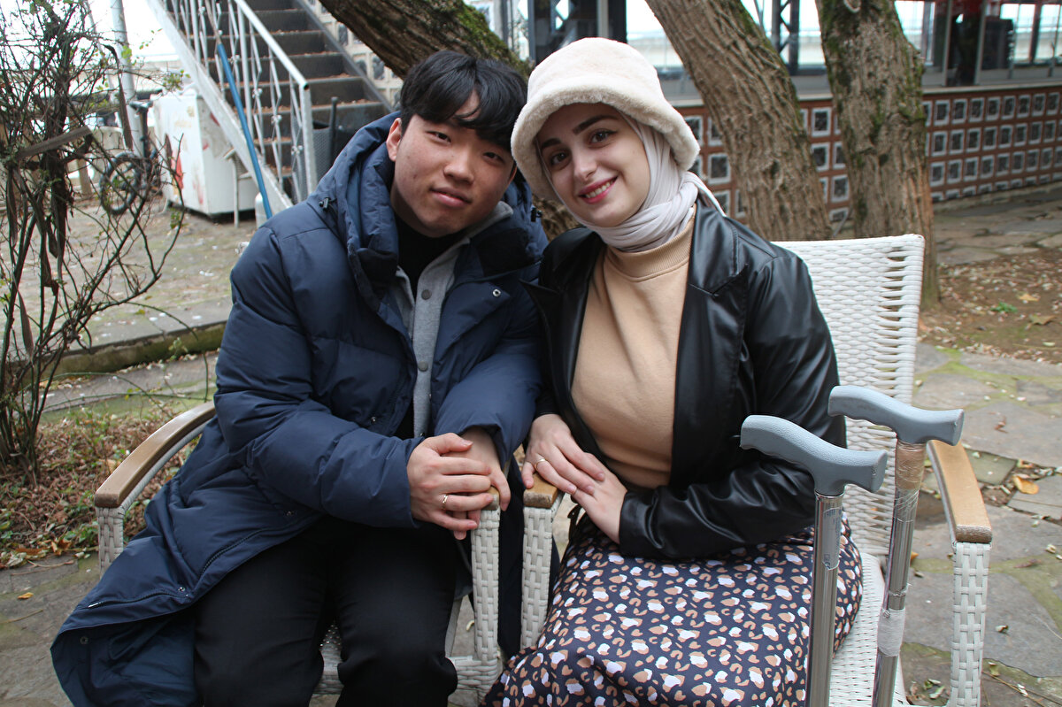 O, bana yaşamın nasıl zor olduğunu öğretti sonra aşk başladı zaten. Onun sayesinde Müslüman oldum. İslamiyet'i çok sevdim, daha da araştırarak iyice öğreneceğim. Türkleri çok seviyorum, çok misafirperver ve yardımseverler.