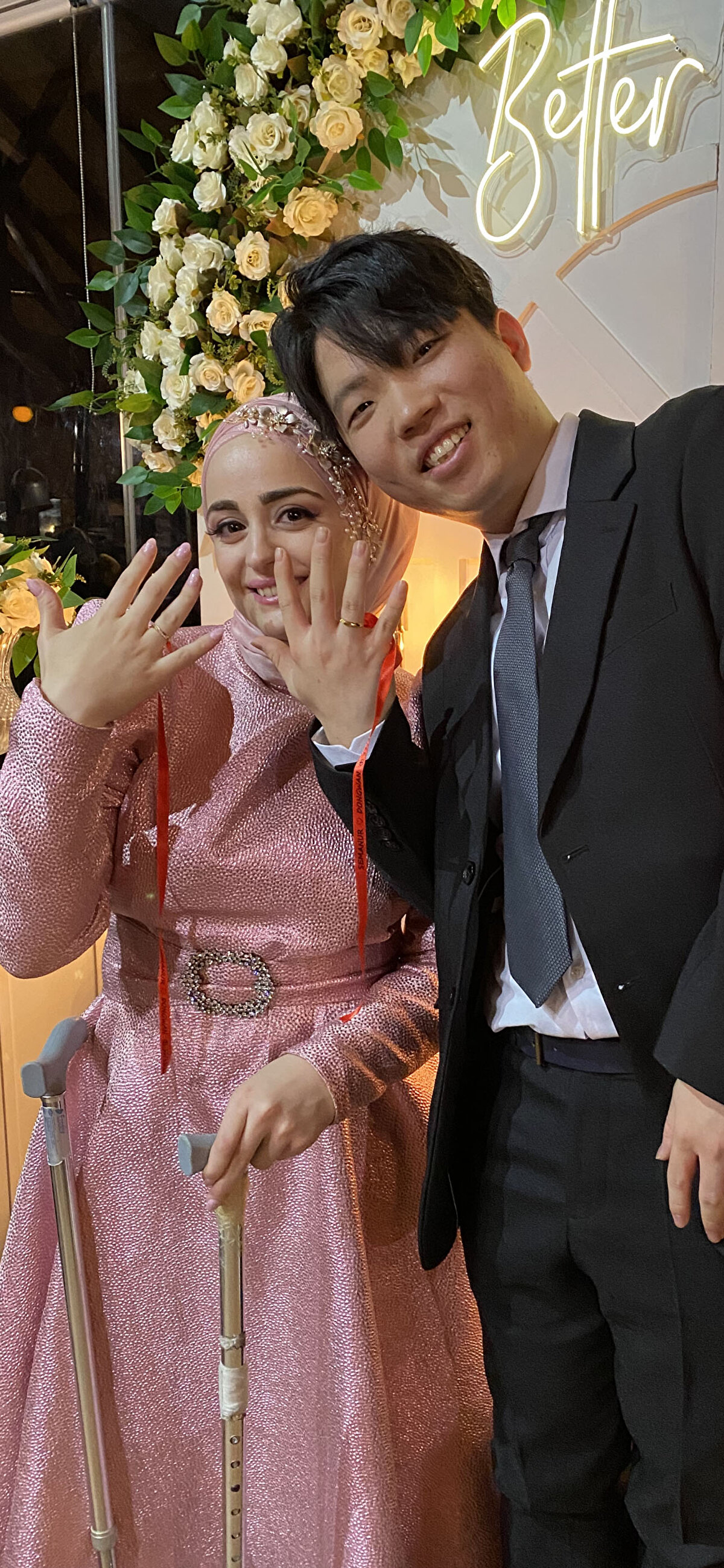 Rize'de yaşayan bedensel engelli Semanur Kutanis, İngilizce öğrenmek için 5 yıl önce internet üzerinden tanıştığı, Güney Koreli aşçı Koo Dongwan ile arkadaş oldu. Uzun süre çevrim içi görüşen ikili, hayatlarını birleştirmeye karar verdi.