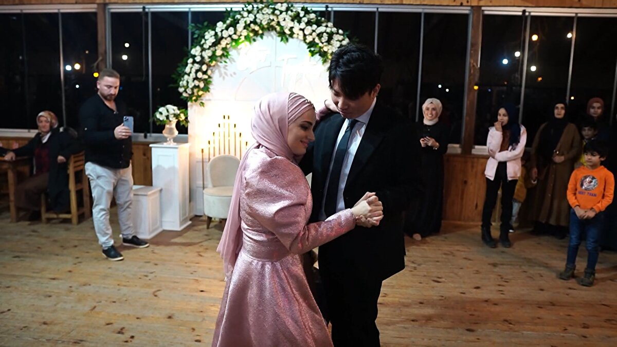 '5 YILIN SONUNDA NİŞANLANDIK'<br>İngilizce öğrenmek isterken, nişanlısıyla tanıştığını söyleyen Semanur Kutanis, "Ben İngilizce okumak istiyordum, dil geliştirmek için bir sürü ülkeden arkadaşım vardı. Dongwan'ın ablası da benim arkadaşımdı, o vesileyle tanıştık. Tanıştıktan 1 yıl sonra sevgili olduk. 5 yıl sonunda da nişanlandık. 5 yıl boyunca yılda 2 kere buraya gelip gitti, pandemide gelemedi sonra yine gelmeye devam etti. Şimdi nişan için geldi, 2 yıl içinde de düğün yapmayı planlıyoruz ve sonra zaten Türkiye'de kalacak" dedi.