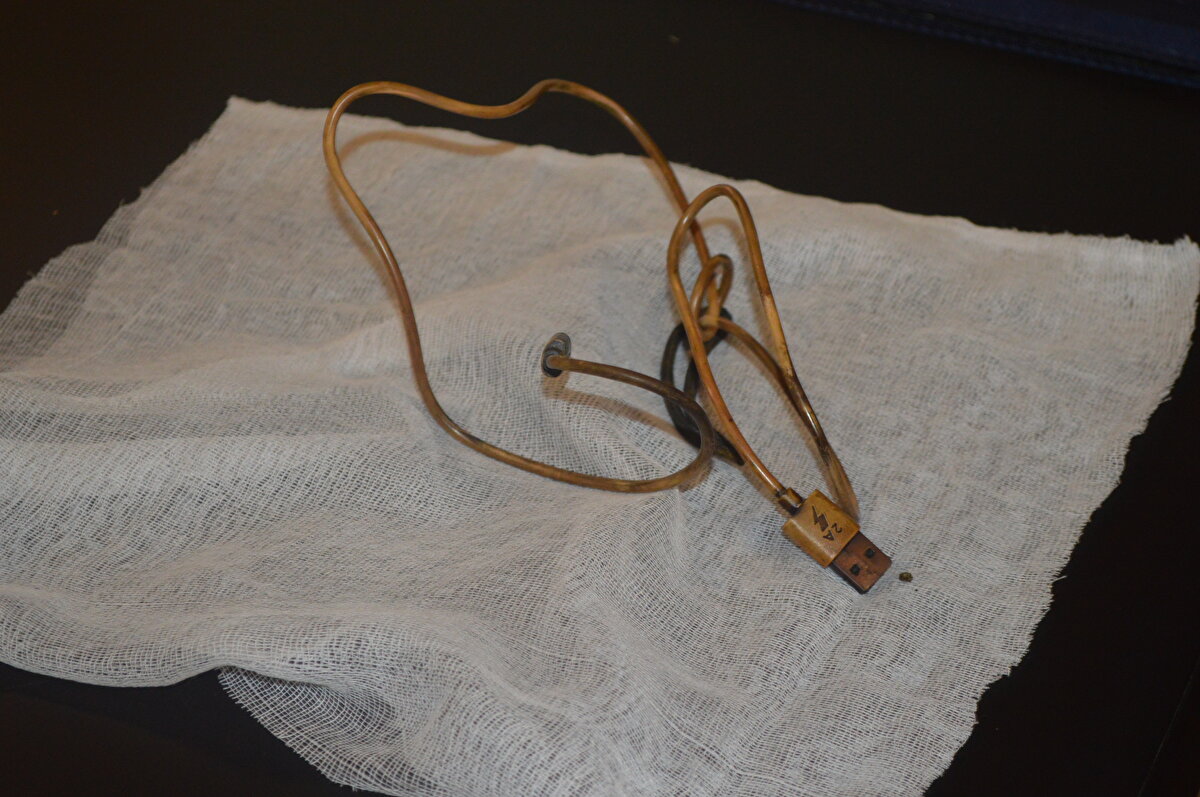 'KABLOYU ÇIKARIRKEN ZORLANDIK'<br>Ameliyatı gerçekleştiren Prof. Dr. Yaşar Doğan, kablonun bir ucunun ince bağırsağa geçmesi nedeniyle zorlandıklarını ifade ederek, “Hastanın kusma ve karın ağrısı şikayetleri olması üzerine sağlık kuruluşuna başvurulmuş. Orada yapılan incelemelerde hastanın midesinde kablo tespit edilmesi üzerine bize danışıldı. 