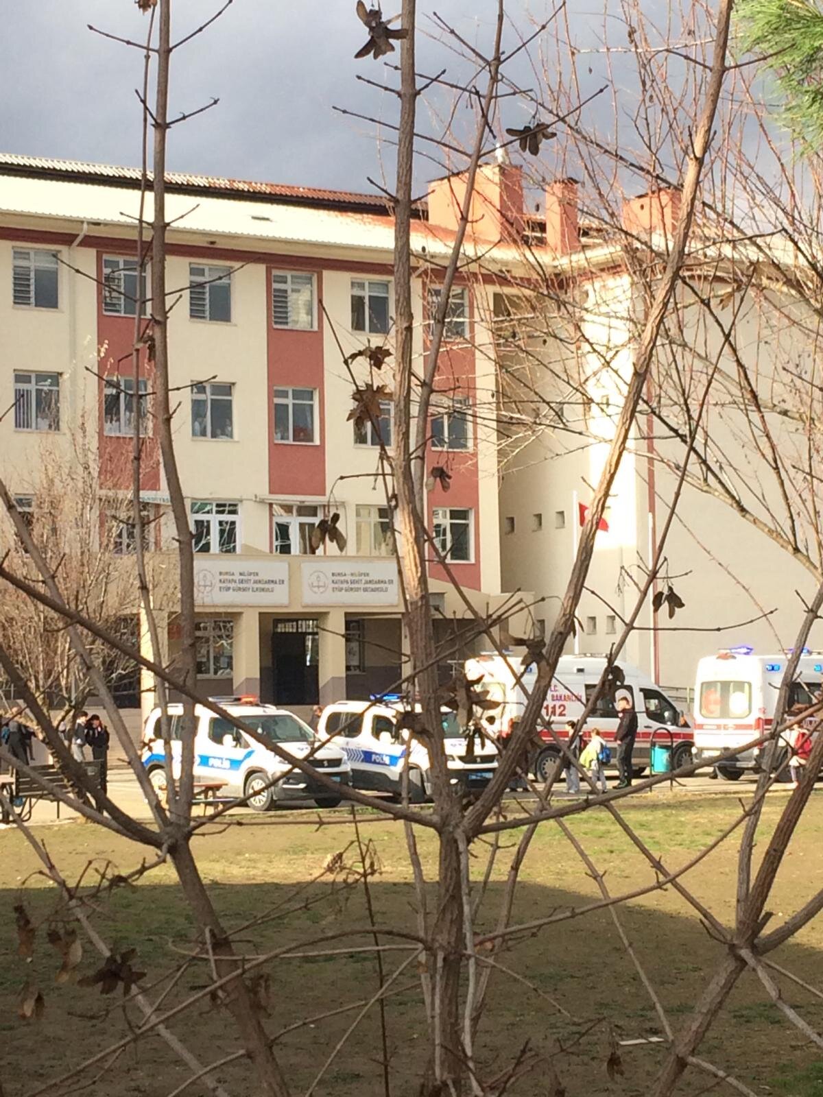 Öğrencilerin sağlık durumlarının iyi olduğu öğrenilirken, polis olayla ilgili soruşturma başlattı.