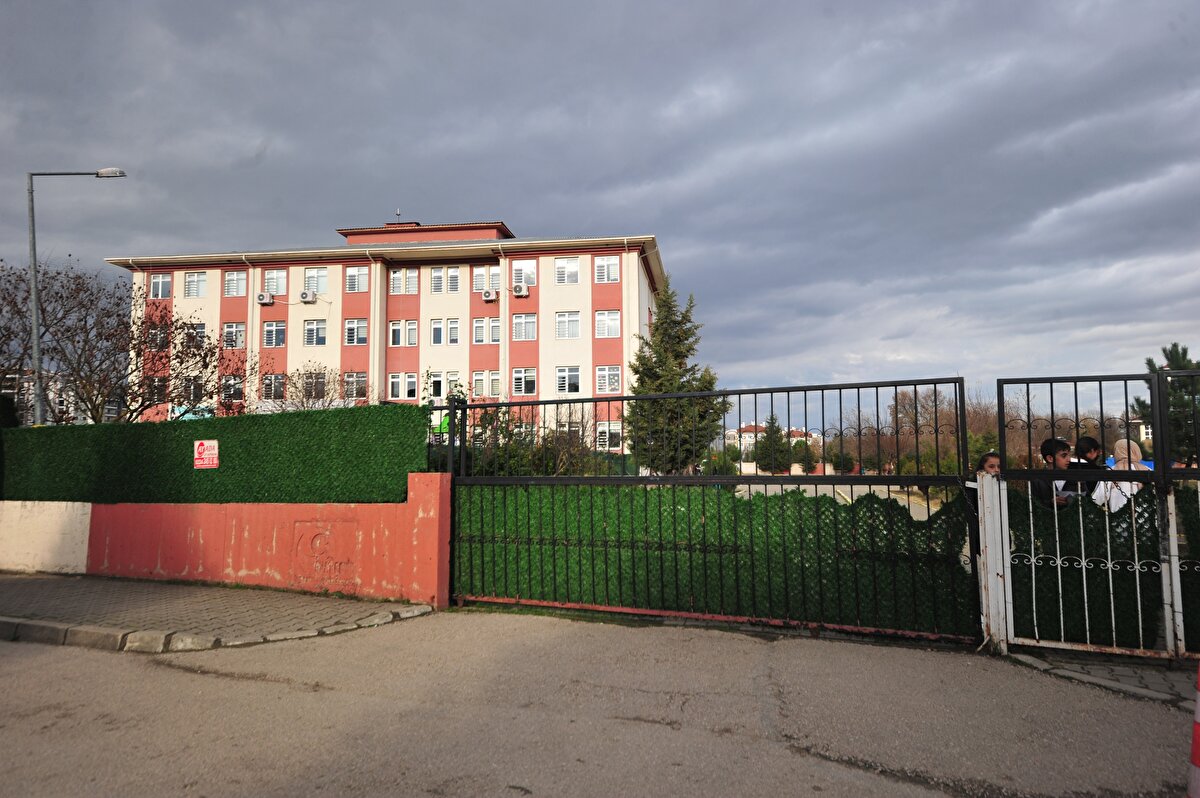 Yiyecekleri tüketen öğrencilerden 8’i bir süre sonra karın ağrısı ve mide bulantısı şikayeti yaşadı.