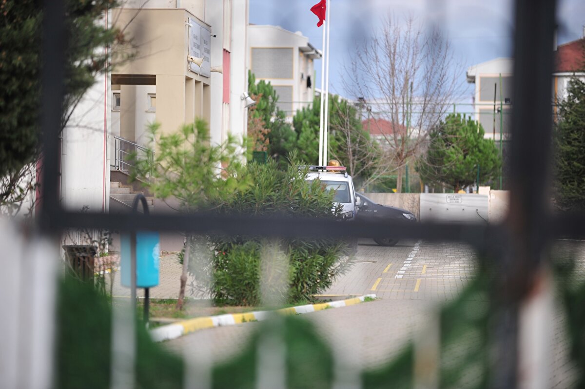 Okul idaresinin ihbarıyla okula sağlık ekipleri sevk edildi. Öğrenciler ilk müdahalelerinin ardından Bursa Uludağ Üniversitesi Hastanesi'ne kaldırıldı. 