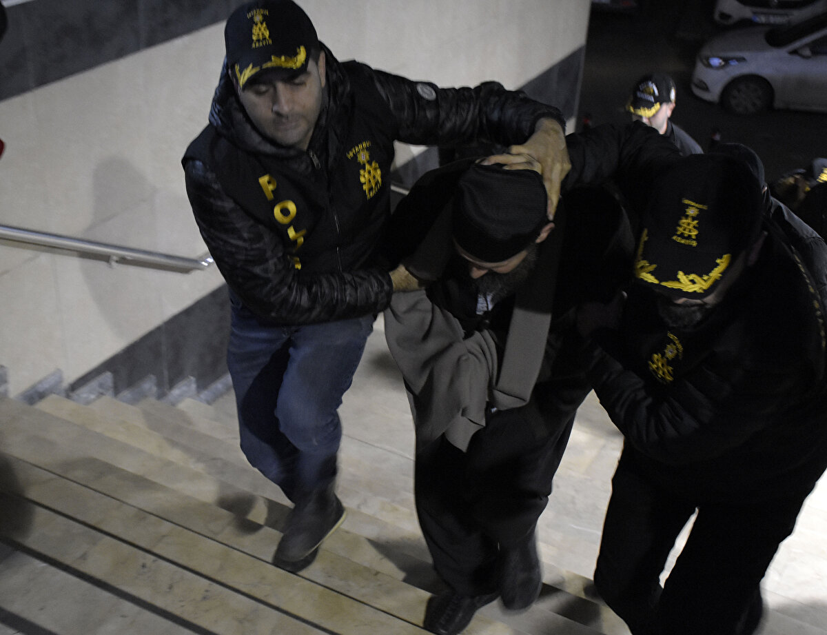 Buna göre heyet sanıklar Kadir İstekli ile Yusuf Ziya Gümüşel'in "üzerlerine atılı suçun vasıf ve mahiyeti, atılı suçun CMK'nın 1003. maddesinde gösterilen katalog suçlardan olması, CD çözümünü içerir bilirkişi raporu, bu suç için yasada öngörülen alt ve üst sınırları ile bu nedenle oluşan kaçma şüphesi, mevcut delil durumu" nedeniyle ayrı ayrı tutuklanmalarına yönelik haklarında yakalama emri çıkartılmasına oy birliğiyle hükmetti.<br><br>Heyet, ayrıca müştekinin ruh sağlığının bozuk olup olmadığının tespiti için rapor aldırılmasına karar verdi.