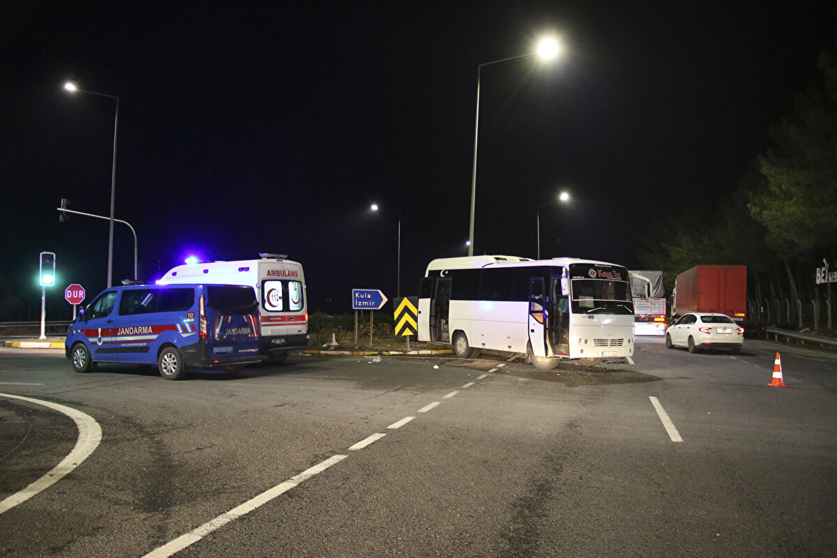 Jandarma ekipleri tır sürücüsü R.B'yi gözaltına aldı.<br><br>Midibüsün organize sanayi bölgesindeki çeşitli fabrikalarda çalışan 25 işçiyi kent merkezine götürdüğü belirtildi.