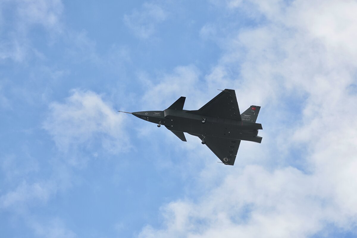 Baykar'ın yaklaşık 20 yıllık derin teknoloji birikimi ve tecrübesiyle geliştirilen Bayraktar KIZILELMA İnsansız Savaş Uçağı projesinin test süreci, yer testleri ile devam edecek. Bayraktar KIZILELMA'nın ilk uçuşunun 2023'te gerçekleştirilmesi hedefleniyor.<br><br>