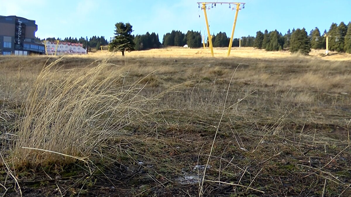 Uludağ’da sezon hazırlıklarının tamamlandığını belirten otel yöneticisi Harbi Türk, “Uludağ’da hazırlıklar bitti, bütün tesisler hazırlıklarının son aşamasına geldi ve bazı oteller de açıldı. Kasımın son günlerinde mevsimin ilk kar yağışı düştü ancak daha sonra hava koşulları farklı ilerledi. Tabi kar olmayınca misafirlerimiz de kaygılanıyor. Ancak kaygılanmalarına ve üzülmelerine hiç gerek yok” dedi.<br><br>