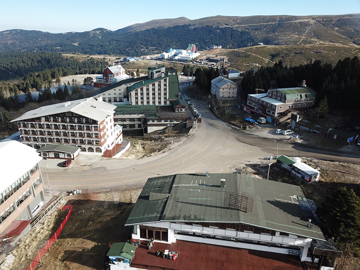 Türkiye'nin, 17 otel, tesis ve 5 bin yatak kapasitesi ile en büyük kış ve doğa sporları merkezi olan Uludağ’da geçin yıl 17 Aralık’ta 50 santimetreye kadar ulaşan kar kalınlığı ile birlikte sezon açılmıştı.<br><br>