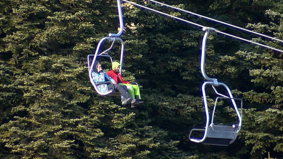 Yerli ve yabancı turistlerin yılbaşı tatili için uğrak noktası olan Uludağ’a, 19 Aralık’ta yağması beklenen kar yağışının ardından sezonun açılması öngörülüyor. Sezonda konaklama ücretlerinin, özellikle yılbaşı ve sömestir tatillerinde 9 bin liraya kadar çıktığı Uludağ’a bu yıl özellikle Rus ve Arap turistlerin rağbet göstermesi bekleniyor.<br><br>