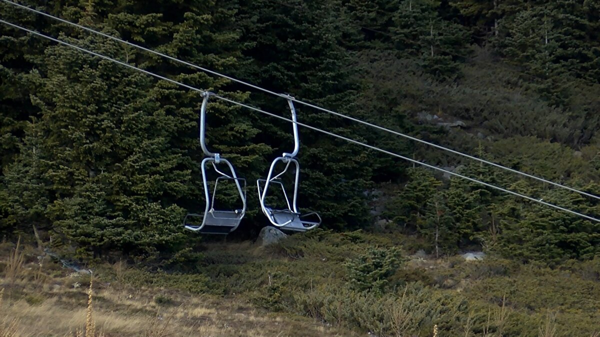 21 Aralık’ta 65 santimetreye kadar ulaşan kar kalınlığı yeni yılı Uludağ’da karşılamayı planlayan tatilcileri sevindirirken, pistlerde yoğunluk oluşmuştu. 2022 yılını da kar yağışıyla karşılayan Uludağ’da 31 Aralık-1 Ocak tarihlerinde ise 46 santimetre kar vardı.<br><br>