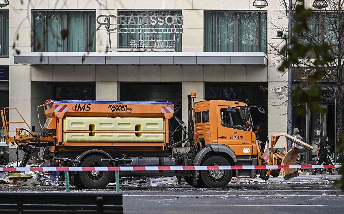 İtfaiyeden yapılan açıklamada, içinde bir milyon litre su bulunan akvaryumun çok kısa sürede patladığını belirterek, “Akvaryum arızalıysa aniden patlar. Bu, suyun sızdığı küçük bir çatlak değil çünkü akvaryum aniden patladı"  ifadeleri kullanıldı.<br><br>