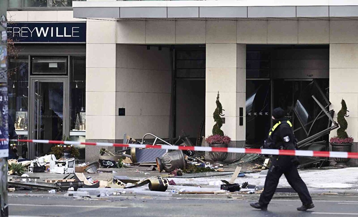 Bununla birlikte, Alexanderplatz meydanından  Brandenburg Kapısı'na giden ana yolun, binadan taşan büyük miktarlardaki su nedeniyle kapatıldığı belirtildi.<br><br>