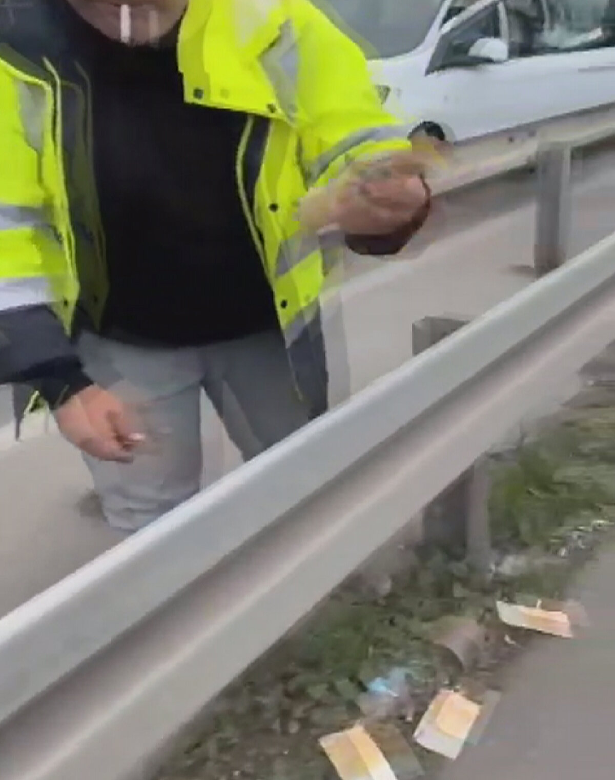 Kurye trafiği durdurup paraları toplamaya çalıştı, sürücüler ve araçlardan inenler kuryeye yardım etti. Kurye paranın çalınmaması için o anları cep telefonuyla kaydetti. Ancak yaklaşık 1 milyon 700 bin lira eden 85 bin euro'nun kayıp olduğu belirtildi. Kurye suç duyurusunda bulunduğunu söyledi. Olayı anlatan Ünal Coşkun, "Montum rüzgarla açılınca paralar yola saçıldı. Trafik durunca bir çok kişi paraları topladı. Getirenler de oldu getirmeyenler de oldu. Suç duyurusunda bulundum. Paraların seri numarası belli, bütün döviz bürolarına iletildi" dedi.<br><br>