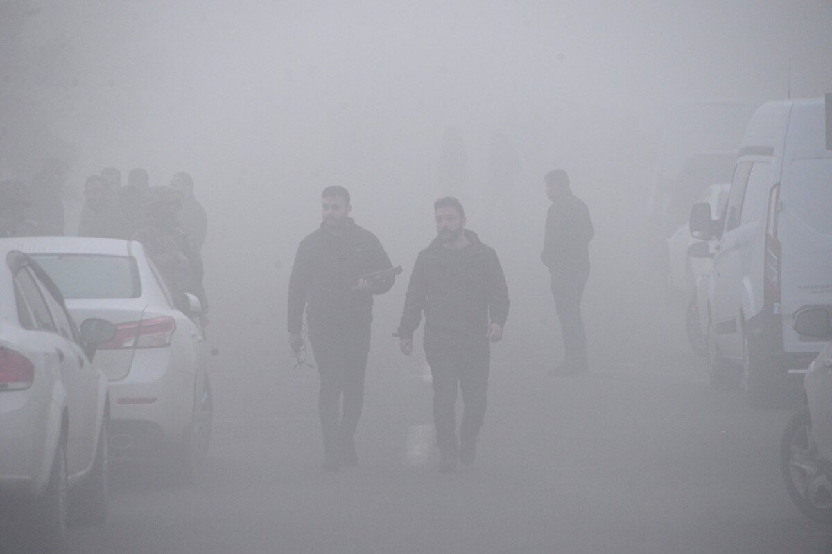 Diyarbakır'da sabah saat 5.10 sıralarında bombalı saldırı yaşandı.<br><br>İlk bilgilere göre merkezdeki Sur ilçesinde yer alan Mardin yolu üzerinde yol kenarında bir araç bırakıldı.