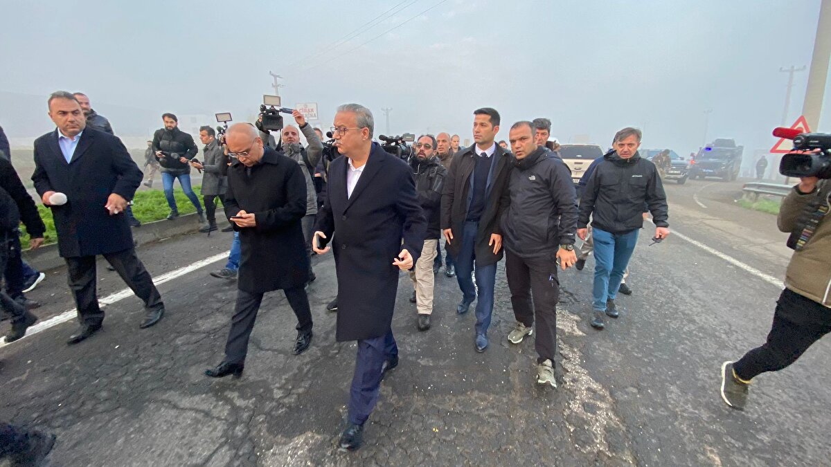İçişleri Bakanı Süleyman Soylu, Diyarbakır'daki bombalı saldırıyla ilgili, "9 kişi vardı aracın içerisinde 8'i polis memuru, 1'i de mühendisimiz. Yaralıların hepsi taburcu oldu. Eylemi yapan kişi Lice'de yakalandı, aracı buraya getirip bıraktığını kabul etti" dedi.<br>