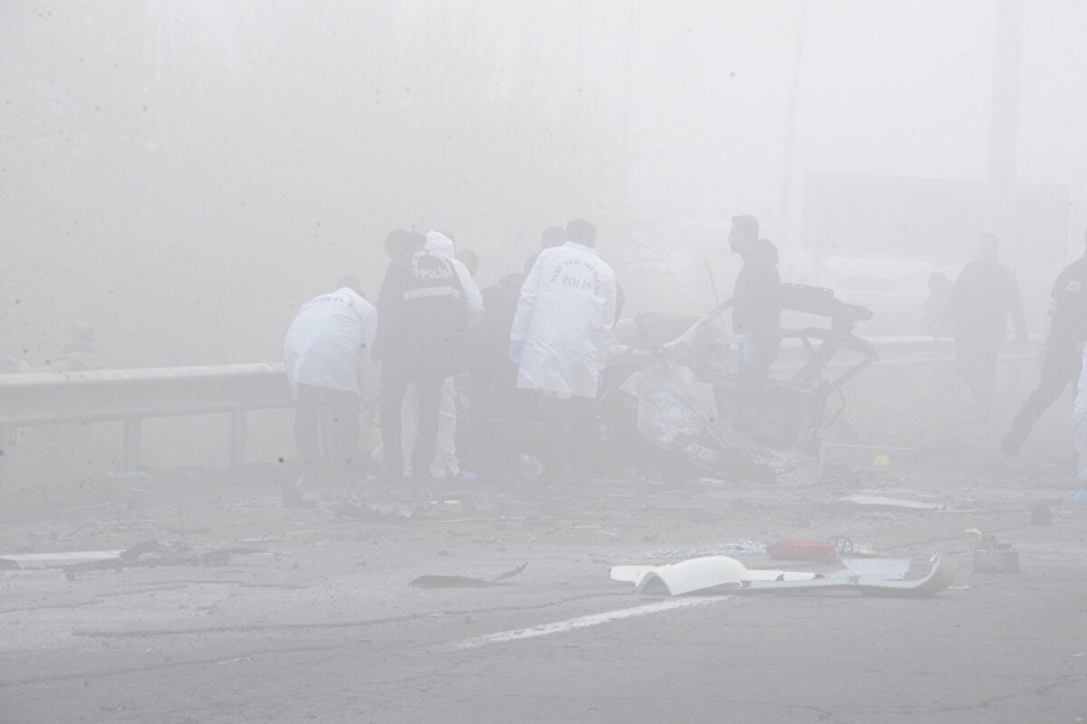 İçişleri Bakanı Süleyman Soylu, saldırıya ilişkin açıklama yaptı.<br><br>Bakan Soylu "Tedbiren polis arkadaşlarımız hastaneye götürülmüşler ve ayakta tetkikleri yapılmıştır. Olayın faili olduğu değerlendirilen iki kişi gözaltına alınmıştır" dedi.