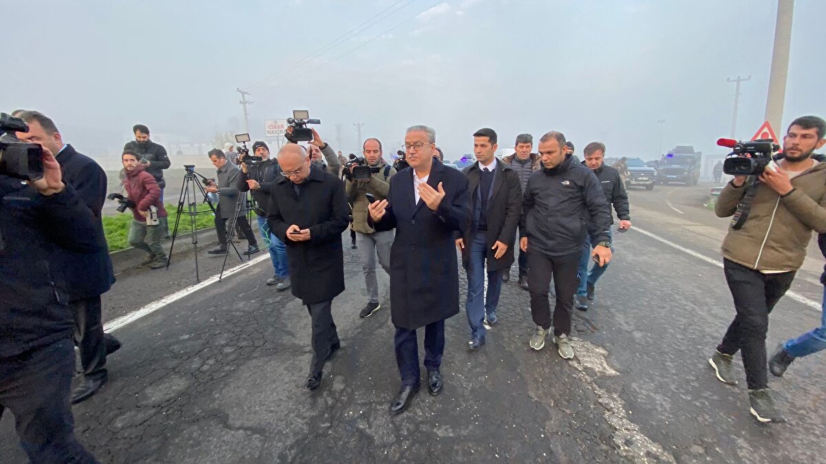 Diyarbakır Valisi Ali İhsan Su, İl Emniyet Müdürü Fatih Kaya ve Jandarma Bölge Komutanı Tümgeneral Recep Yalçınkaya ile olay yerinde incelemelerde bulundu.<br><br>Diyarbakır Valisi Su, aracın bomba düzeneğinin kurulduğu otomobilin kiralık olduğunu söyledi. Otomobili kiralayan kişinin ve bombalı saldırı düzenlendikten sonra saldırganı bölgeden alan taksi sürücüsünün gözaltında alındığı bildirildi. <br><br>Vali Ali İhsan Su, yaralılardan yedisinin taburcu edildiğini söyledi.