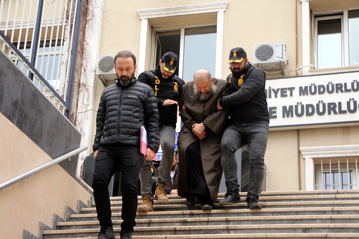 Gümüşel, Kadir İstekli'nin 25 yıldan bu yana vakfın talebesi olduğunu belirterek, "Kadir İstekli benim talebemdi. Şu anda da vakıfta da fahri okutman olarak çalışmaktadır. Ben ve Kadir İstekli, Diyanet İşleri Başkanlığı'na bağlı personel değiliz, memur sıfatımız yoktur. Kızım bana eşimden ayrılmak istediği hakkında bir şey anlatmadı" dedi.<br><br>