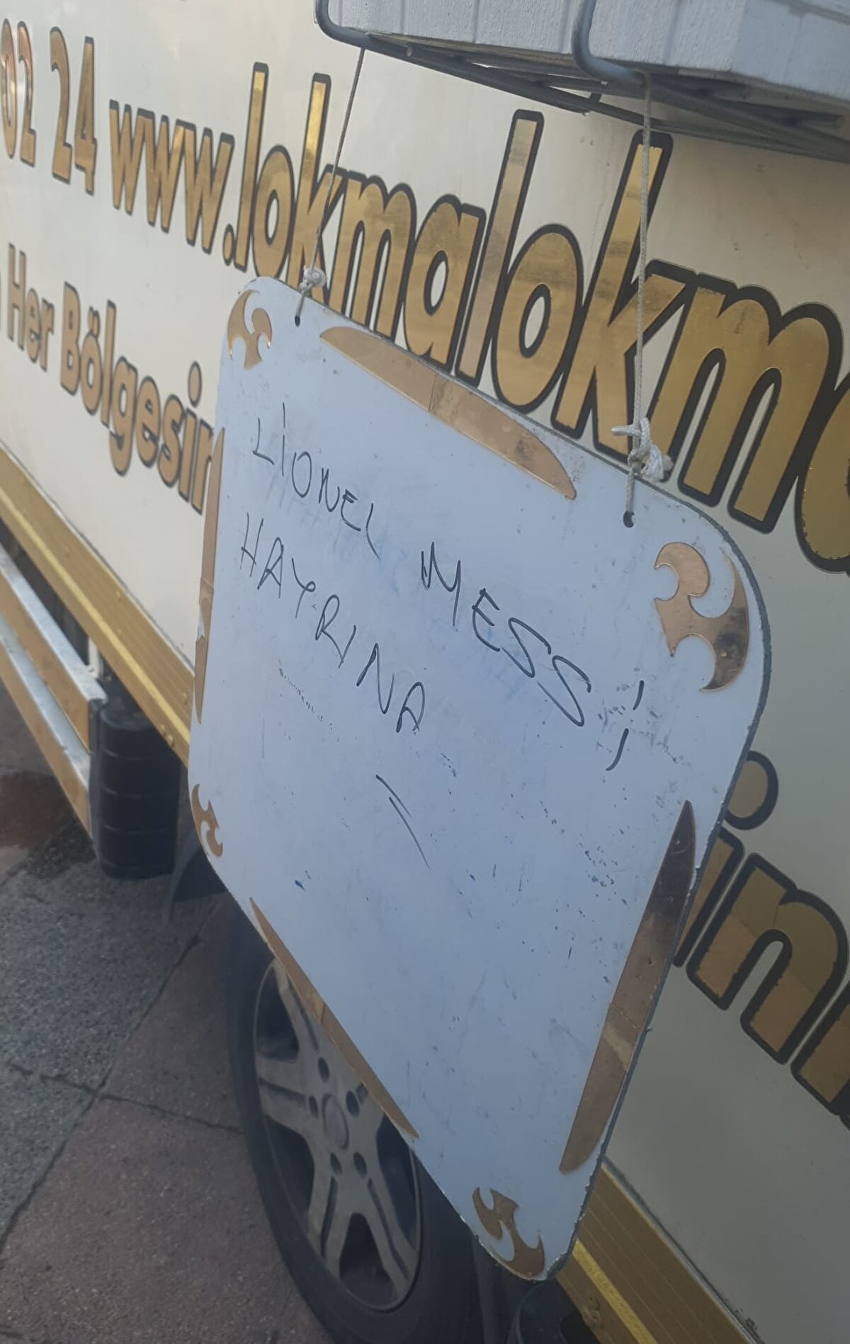 Lokma firmasına ücretini verip lokma dağıttıran Esnaf Hikmet Işık, "Malum Pazar günü final maçı oynanacak. Kupayı Arjantin'in almasını istiyoruz. Temennimiz Messi'nin de bir gol atıp Maradona'ya armağan etmesi. O yüzden bu lokmayı dağıttık. Afiyet olsun" dedi.<br><br>