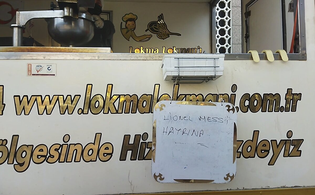 Dünya Kupası'nda Arjantin ile Fransa'nın karşılaşacağı dev final öncesi Bursa'da bir esnaf, Lionel Messi'nin gol atması için İnegöl'de 2 bin kişiye lokma dağıttı. Sosyal medyada da büyük ilgi gören olay, futbolseverleri oldukça şaşırttı.