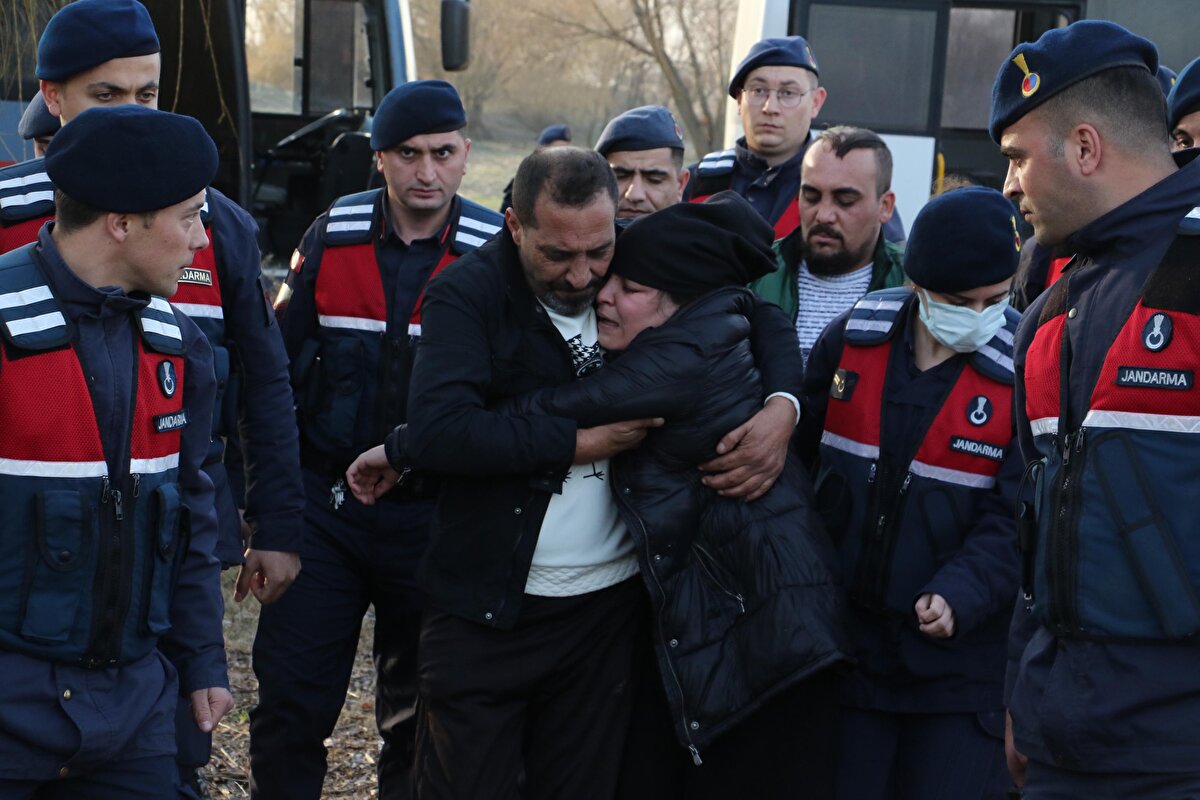 Küçük kızın şüpheli ölümü üzerine başlatılan soruşturmada halası ve amcası 'çocuklara kötü muamele' iddiasıyla gözaltına alındı.<br><br>