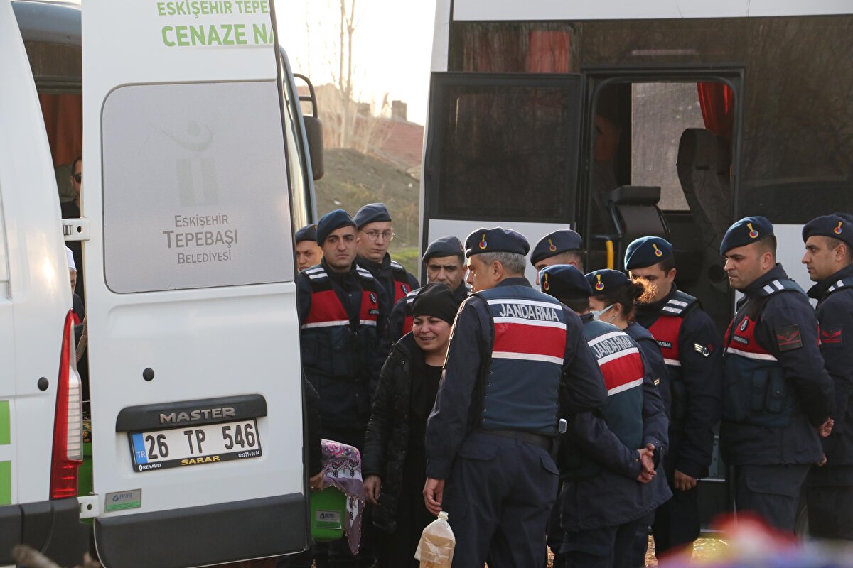 Eskişehir Kapalı Cezaevi'ndeki Sibel ve Gökhan Tiftik, savcılık izniyle kızlarının cenazesine katıldı. Jandarma ekiplerinin ring aracından indirdiği Tiftik çifti, Elif Nur'un tabutunu açıp son kez yüzünü görürken, gözyaşlarına boğuldu.<br><br>