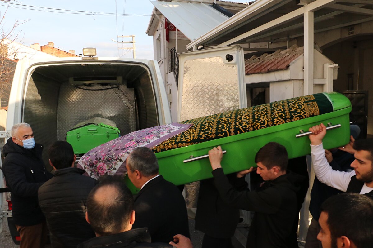 Elif Nur'un aynı evde yaşadığı 9 ve 12 yaşındaki ağabeylerinin de bakımsız ve halsiz halde bulunup, vücutlarında morluklar tespit edildiği ve korumaya alındığı belirtildi. Küçük kızın anne ve babası cenazeye izinli olarak katıldı.<br><br>