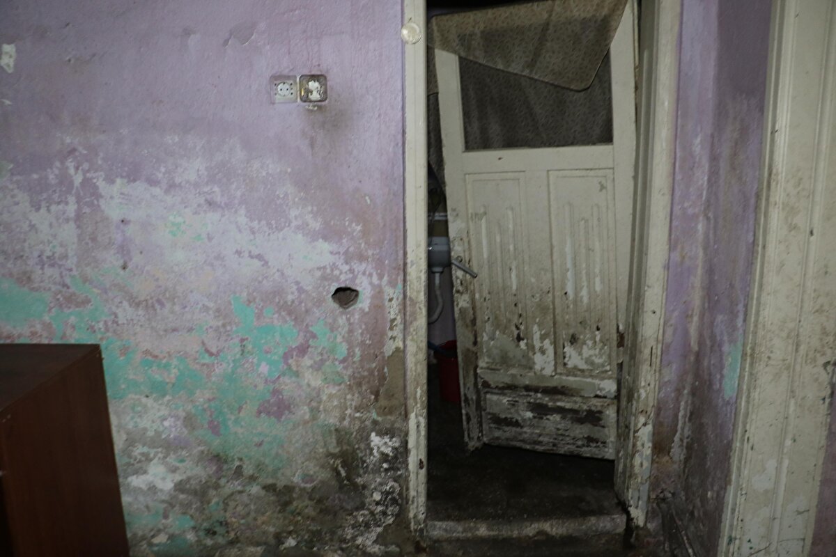 Tepebaşı ilçesi Fevziçakmak Mahallesi'nde oturan Sibel ve Gökhan Tiftik çifti, bir süre önce tutuklandı. Çocukları Elif Nur, Y. Tiftik (9) ve M. Tiftik (12) ise halası Deniz Tiftik, amcası Sezer Tiftik ile babaannesi Cihangir Kurumlu'nun yaşadığı eve bırakıldı.<br><br>