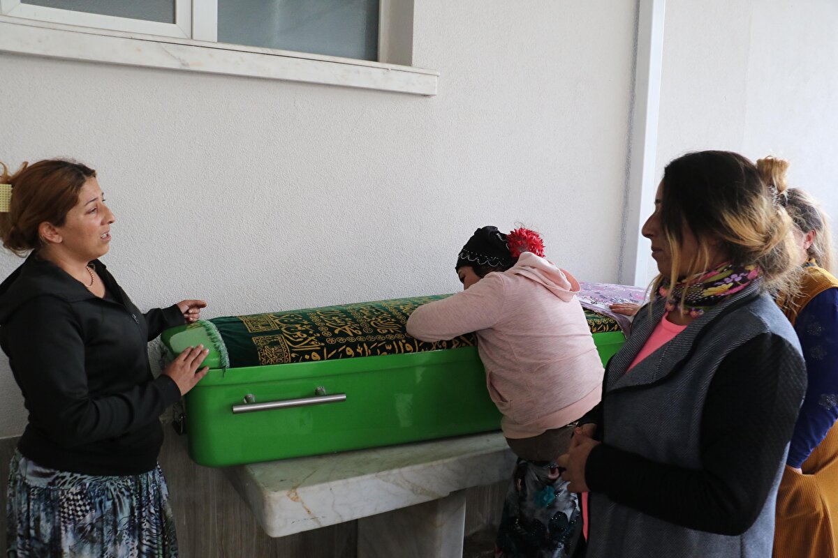 Elif Nur, 14 Aralık'ta evde rahatsızlandı. Solunum yetmezliği ve kusma şikayetiyle ambulansla Eskişehir Yunus Emre Devlet Hastanesi'ne kaldırılan Elif Nur, doktorların tüm müdahalesine rağmen hayatını kaybetti.<br><br>