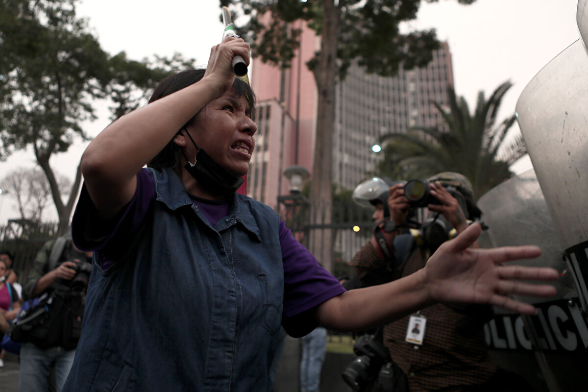 Peru'nun en önemli antik turizm kenti Machu Picchu'yu ziyaret eden binlerce turistin de yollarda kurulan barikatlar ve sokağa çıkma yasağı nedeniyle havalimanına gidemediği belirtiliyor.