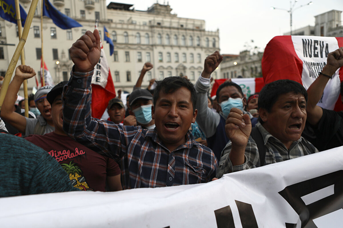 Protestocular, ülkenin yeni Cumhurbaşkanı Dina Boluarte'nin istifasını, gözaltında bulunan Castillo'nun bırakılmasını, Kongrenin kapatılmasını ve seçim takviminin bir an önce belirlenmesini talep ediyor.<br><br>Hükümet, şiddet olayları ve protestolar nedeniyle 14 Aralık'ta ülke genelinde 30 günlüğüne OHAL ilan etmişti.