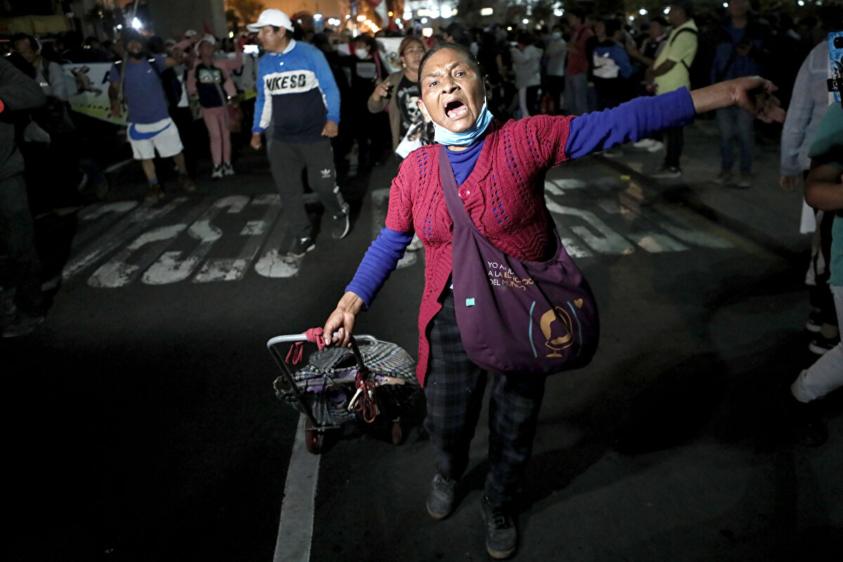 Protestolardaki ölümler nedeniyle, 6 gün önce yemin eden kültür ve eğitim bakanları görevlerinden istifa ettiklerini duyurdu.<br><br>Eğitim Bakanı Patricia Correa, Boluarte'ye hitaben yazdığı istifa mektubunda, tüm Perulu öğrencilerin demokratik ve kurumsal çerçeveler içinde eğitim hakkını garanti altına almak için bu göreve geldiğini hatırlattı.