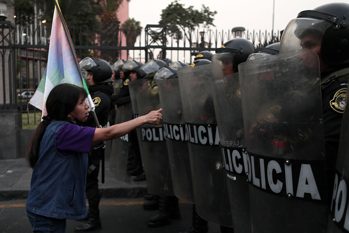 Ülkenin birçok noktasında devam eden eylemler nedeniyle Cusco kentindeki Alejandro Velasco Astete Uluslararası Havalimanı uçuşlara geçici olarak kapatıldı.<br><br>Göstericilerin hedefi olan havalimanının 12 Aralık'tan bu yana kapalı kalması sebebiyle 5 bin turistin çeşitli otellerdeki bekleyişi sürüyor.