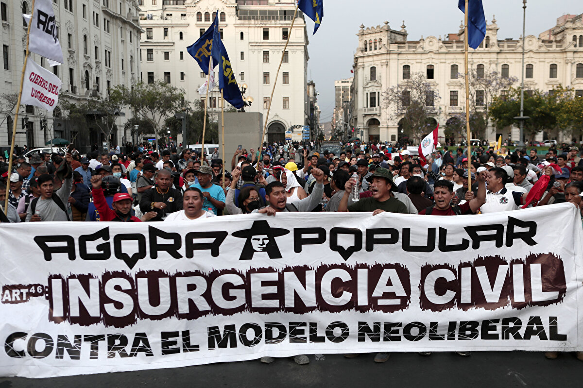 Kültür Bakanı Jair Perez de Cumhurbaşkanı'na sunduğu istifa mektubunda, protestolardaki ölümlere dikkati çekerek, şunları kaydetti:<br><br>"Ülkede meydana gelen talihsiz olaylar, telafisi mümkün olmayan kardeşlerimin kaybı, hükümetinizdeki kalıcılığımı sürdüremez kılıyor. Kültür Bakanlığı görevimden geri dönülemez şekilde istifamı sunarım."<br><br>Protestocular, Boluarte'nin istifasını, gözaltında bulunan Castillo'nun bırakılmasını, Kongre'nin kapatılmasını ve seçim takviminin bir an önce belirlenmesini talep ediyor.