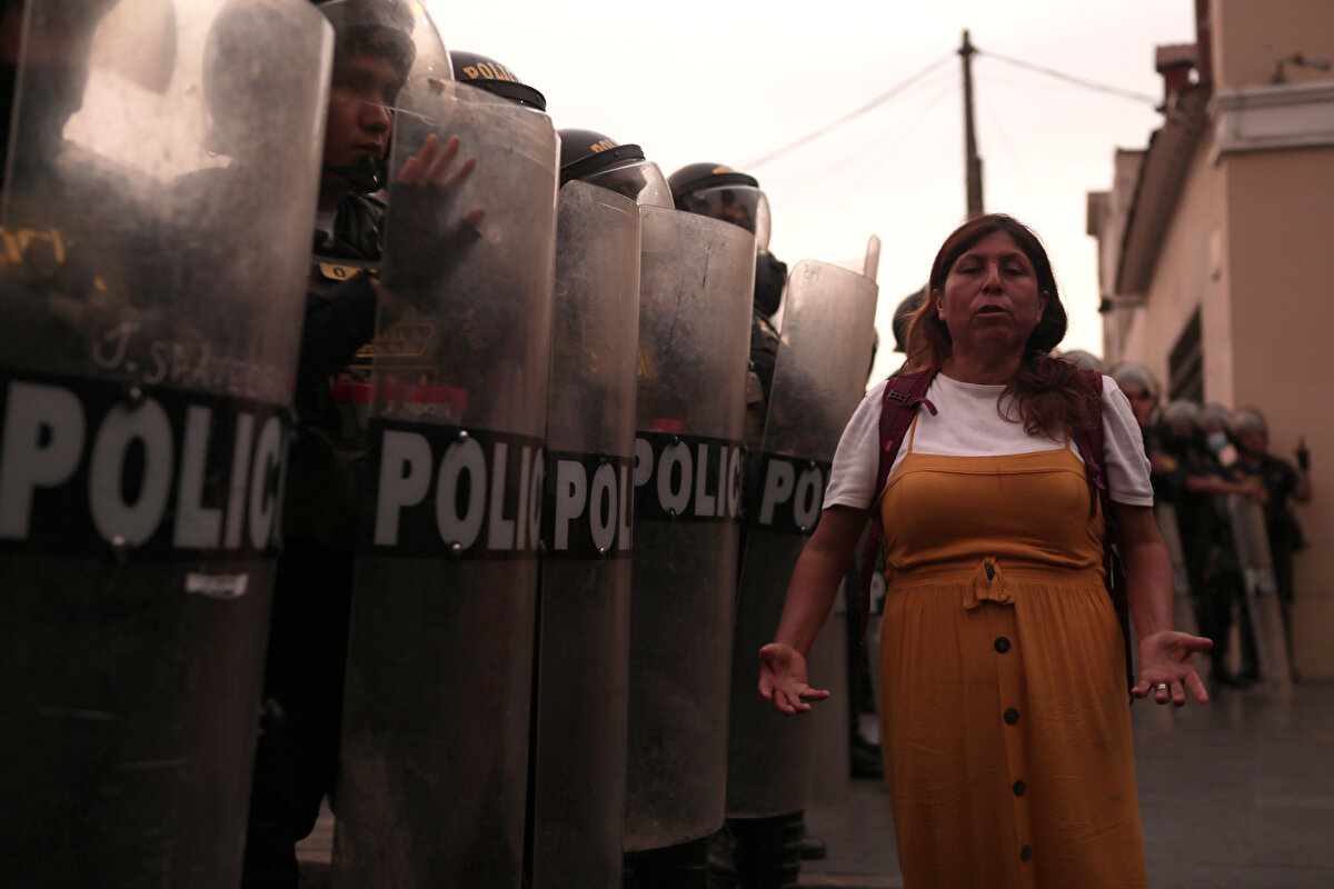Correa mektubunda, "Ülkemiz demokratik inançlar, düzene saygı ve aynı zamanda son birkaç saat içinde ne yazık ki ihlal edilen her bir Peru vatandaşının fiziksel bütünlüğü ve yaşamını tehdit eden büyük çaplı siyasi krizle karşı karşıyadır. Eğitim Bakanlığı görevimden geri dönülemez şekilde istifa ediyorum" ifadesini kullandı.<br>