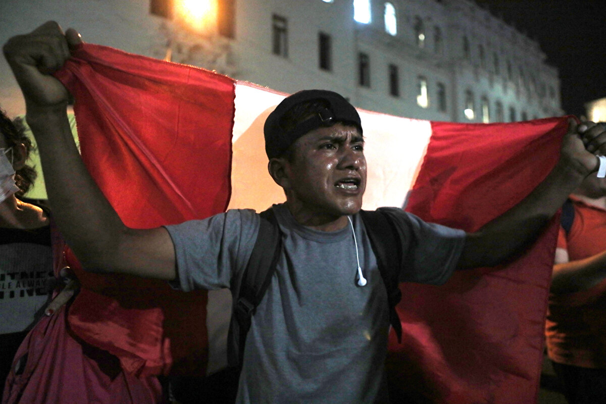 Ülke basınında çıkan haberlerde ise yaralı sayısının 500'ü geçtiği ve 150'den fazla göstericinin de gözaltına alındığı belirtildi.<br><br>Yeni Cumhurbaşkanı Dina Boluarte'nin seçimlerin Aralık 2023'te yapılması önerisi Kongrede yapılan oylamada reddedildi.