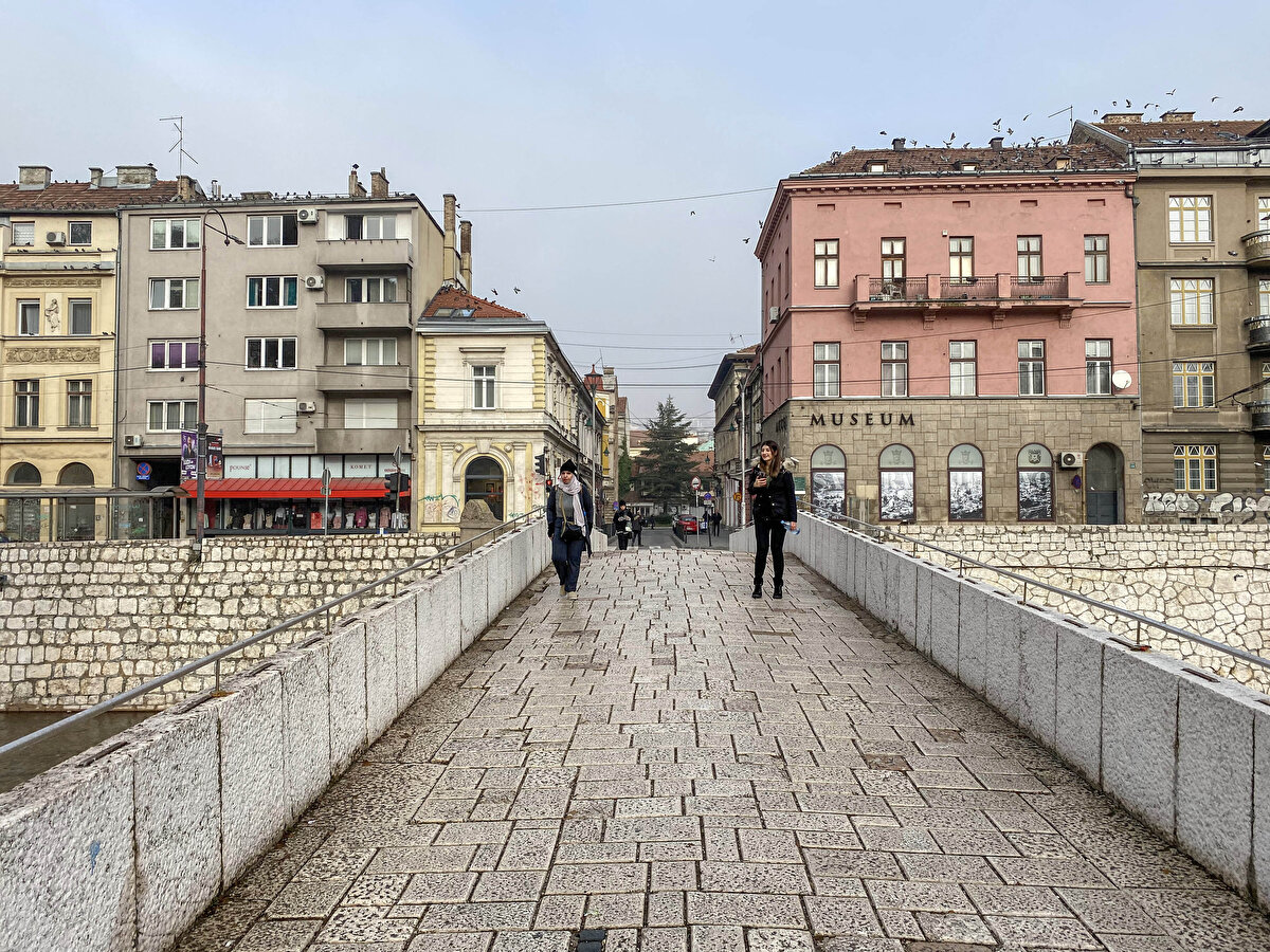KÖPRÜNÜN UCUNDA 'SUİKAST' MÜZESİ<br>Savaşın başladığı yer olarak bilinen Latin Köprüsü'nü, her gün yüzlerce kişi ziyaret ediyor. Olayın yaşandığı köprünün bir ucuna ayrıca müze kuruldu. Müzede, Ferdinand ve eşinin ziyaret sırasında çekilen fotoğrafları, suikasti gerçekleştiren kişilerin fotoğrafları ile olayda kullanılan silah sergileniyor.<br>Gavrilo Princip'in ateş ettiği yerde ise ayak izlerini gösteren bir şekil yapıldı. Arkasındaki duvara da İngilizce '28 Haziran 1914'te Gavrilo Princip, Avusturya-Macaristan tahtının varisi Franz Ferdinand ve eşi Sofia'yı burada öldürmüştür' yazıldı. İmparatorlukların yıkıldığı savaşın başladığı yer ve köprü, kenti ziyaret edenlerin en uğrak noktaları arasında yer alıyor.