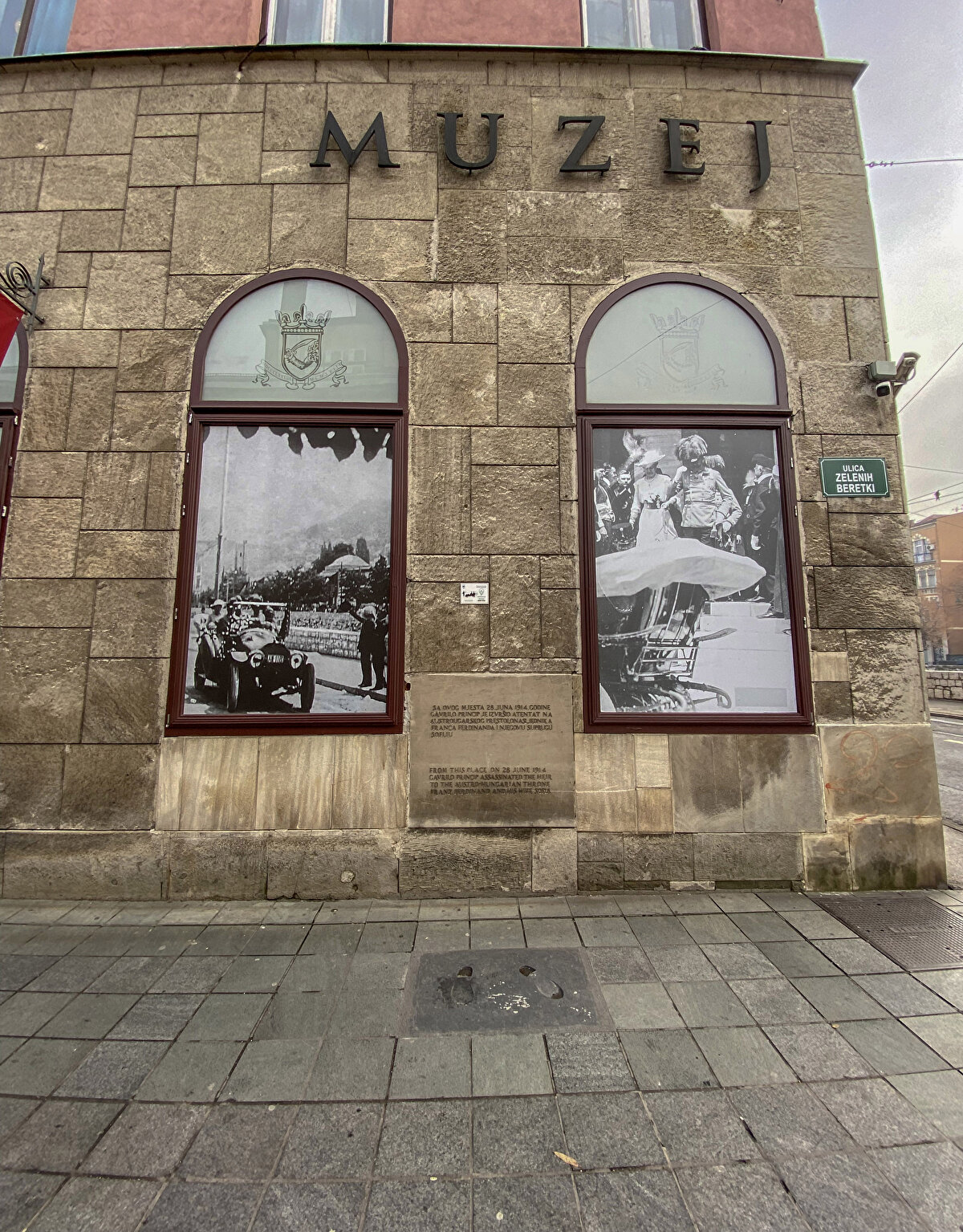 Saraybosna'yı ikiye bölen Miljacka Irmağı'nın üzerinde kenti birbirine bağlayan birçok köprü bulunuyor. Bu köprülerden biri olan Latin Köprüsü, diğerlerinden ayrılıyor. İlk olarak ahşaptan yapılan köprü, 1565 yılında taştan inşa edildi. Yapımın ardından şehri birbirine bağlayan köprü, aynı zamanda 1'inci Dünya Savaşı'nın başladığı yer olarak biliniyor.